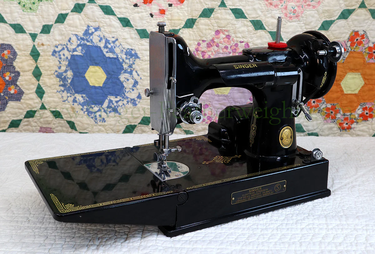 Singer Featherweight Swedish 221K Sewing Machine, EH239*** - Image 3