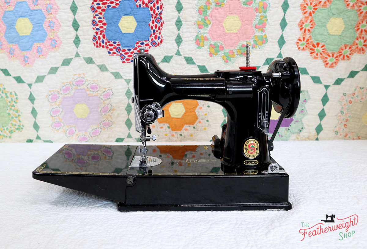 Singer Featherweight 221K Sewing Machine RED "S" ES652*** - Image 2