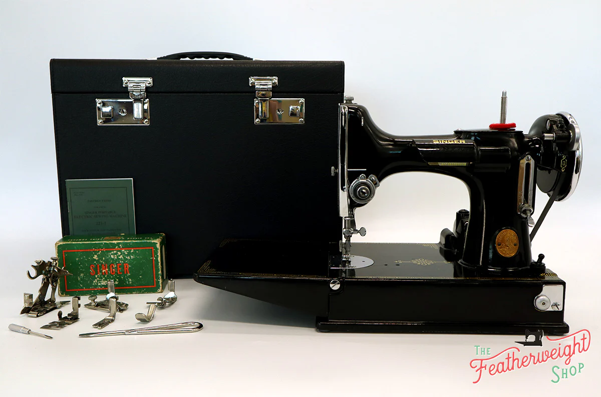Singer Featherweight 221 Sewing machine, "First-Run" 1933 AD549*** - Image 2