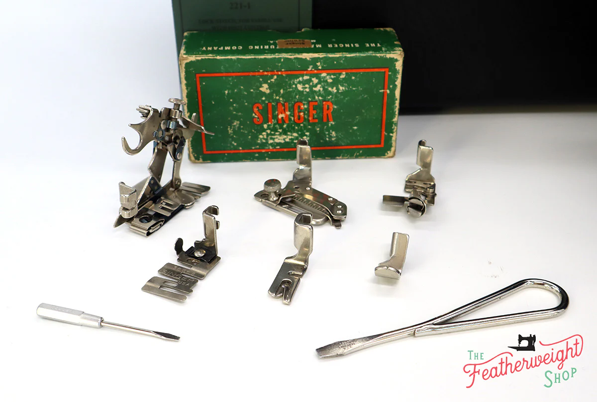 Singer Featherweight 221 Sewing machine, "First-Run" 1933 AD549*** - Image 21