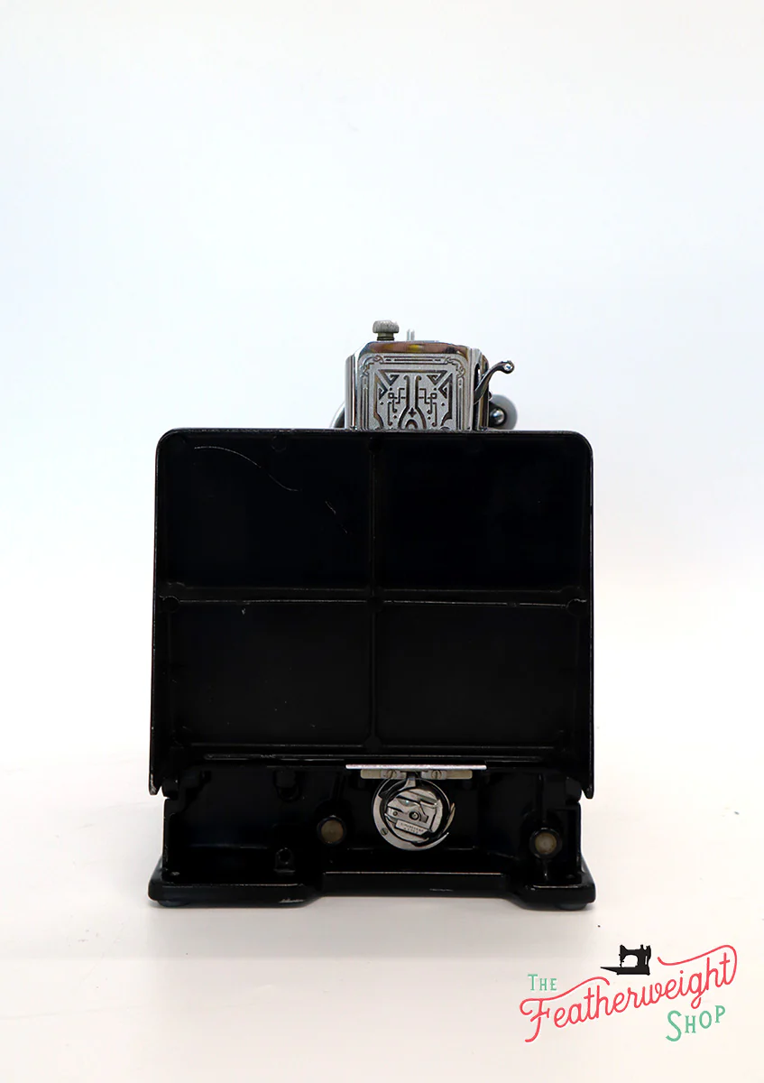 Singer Featherweight 221 Sewing machine, "First-Run" 1933 AD549*** - Image 5