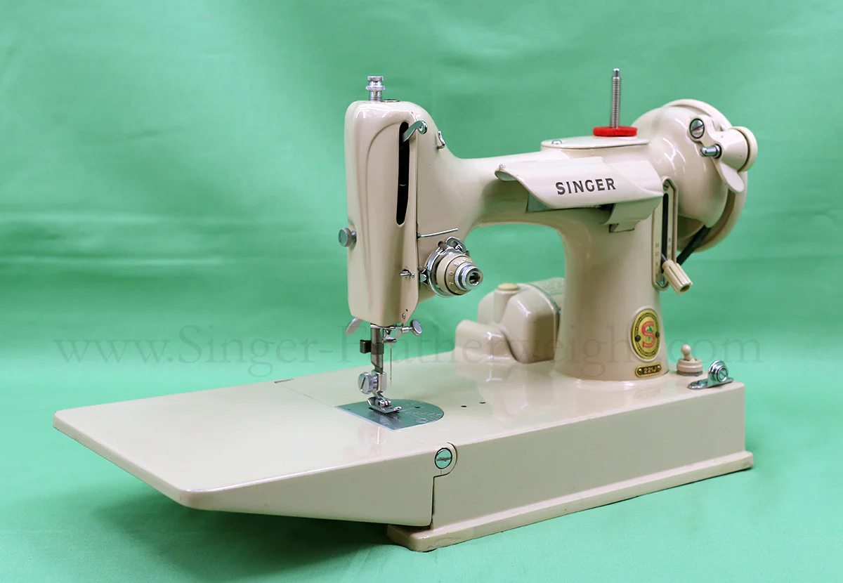 Singer Featherweight 221J Sewing Machine, TAN ES658*** - Image 3