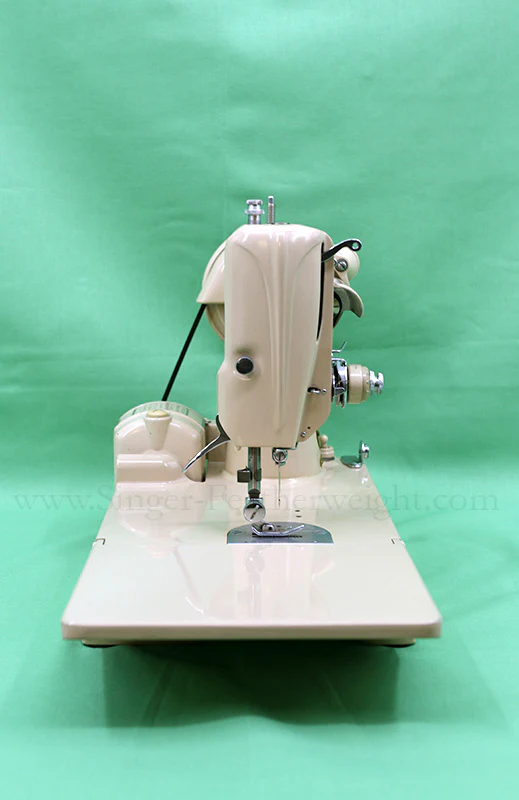 Singer Featherweight 221J Sewing Machine, TAN ES658*** - Image 4