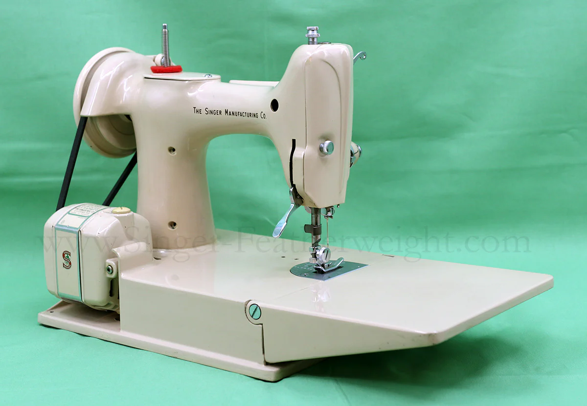 Singer Featherweight 221J Sewing Machine, TAN ES658*** - Image 6
