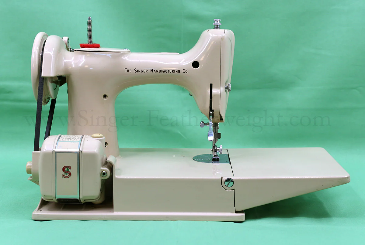 Singer Featherweight 221J Sewing Machine, TAN ES658*** - Image 7