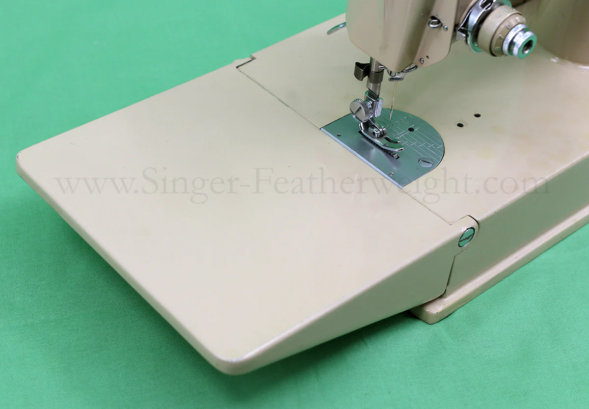 Singer Featherweight 221J Sewing Machine, TAN ES658*** - Image 8