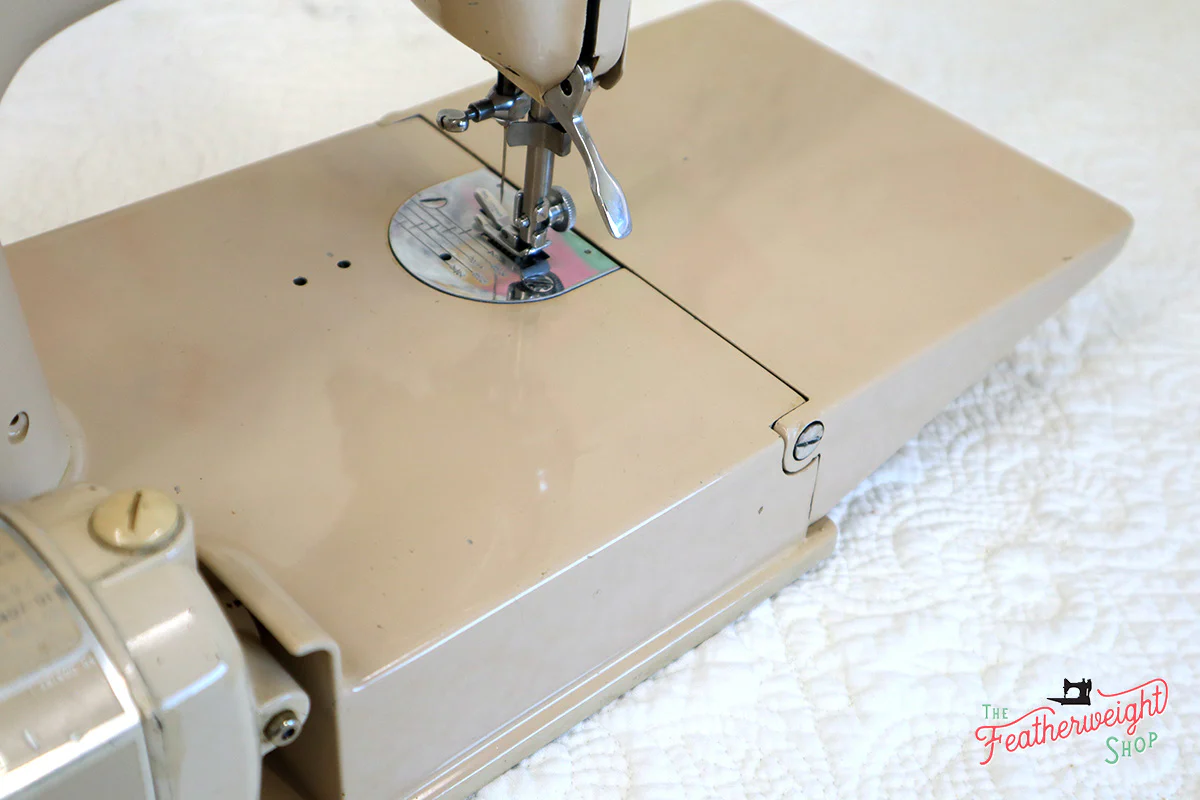 Singer Featherweight 221 Sewing Machine, TAN ES876*** - Image 10