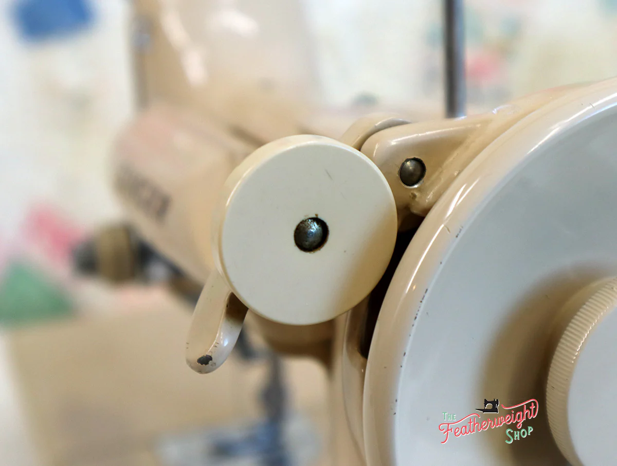 Singer Featherweight 221 Sewing Machine, TAN ES876*** - Image 14