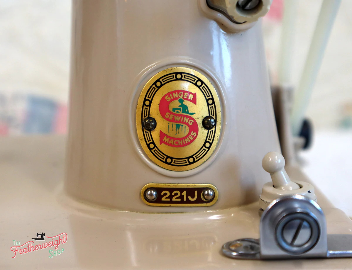 Singer Featherweight 221 Sewing Machine, TAN ES876*** - Image 16