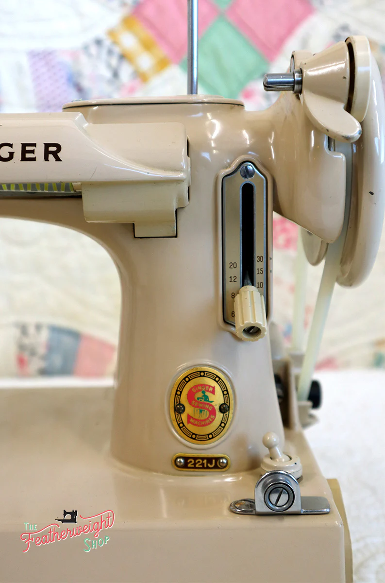 Singer Featherweight 221 Sewing Machine, TAN ES876*** - Image 17