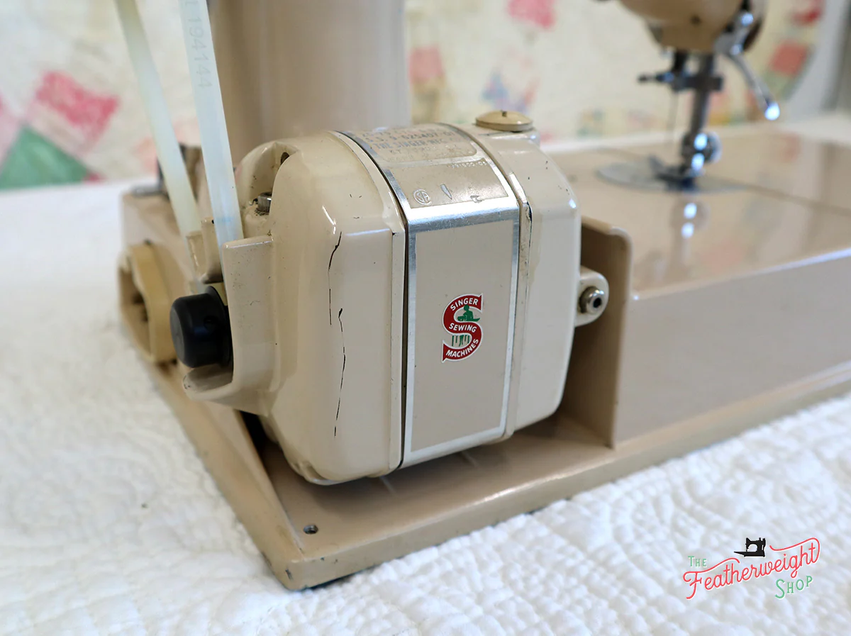 Singer Featherweight 221 Sewing Machine, TAN ES876*** - Image 19