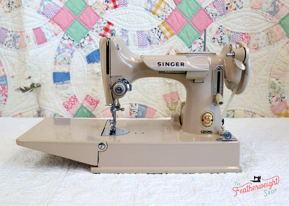 Singer Featherweight 221 Sewing Machine, TAN ES876*** - Image 2