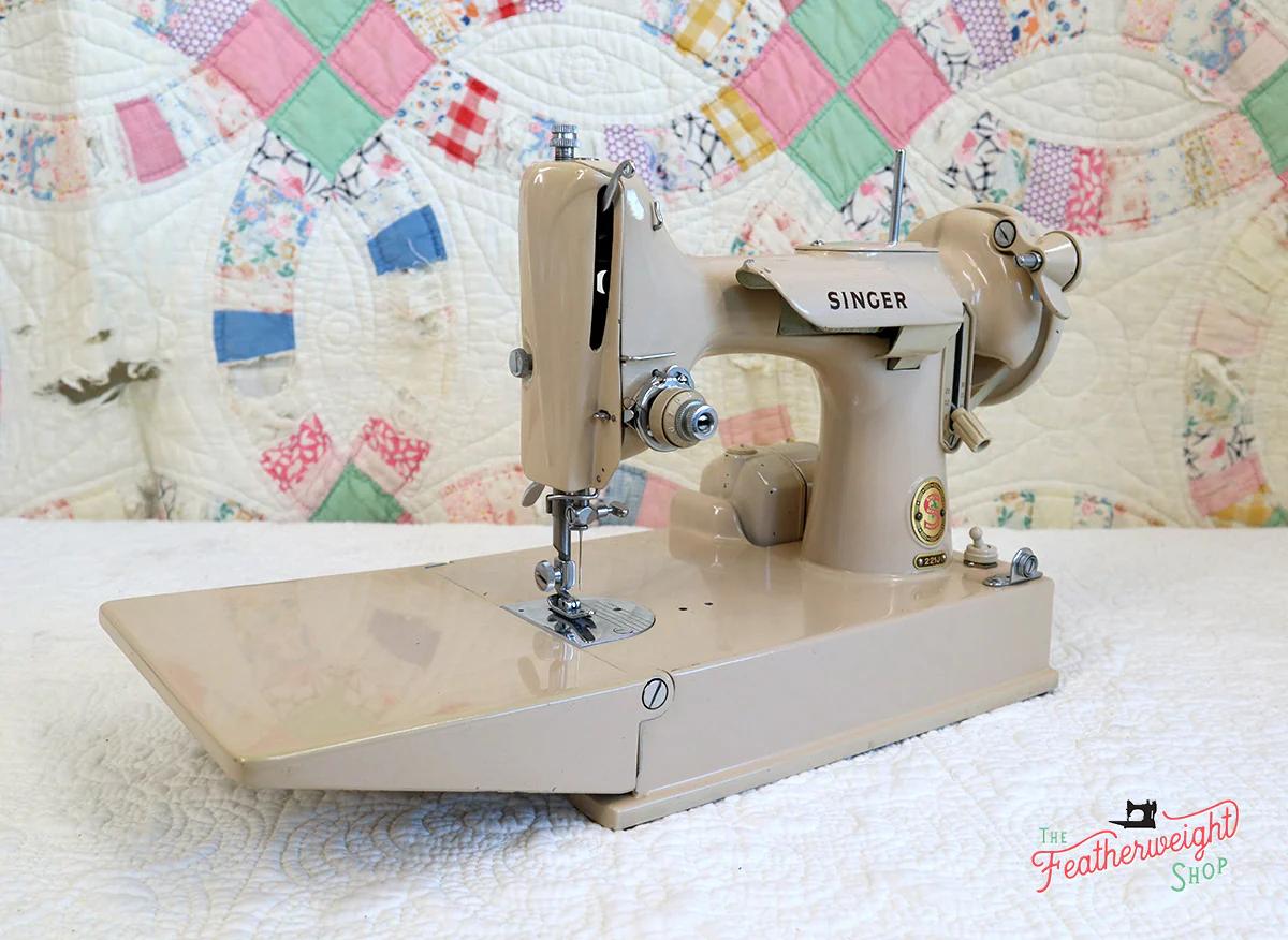 Singer Featherweight 221 Sewing Machine, TAN ES876*** - Image 3