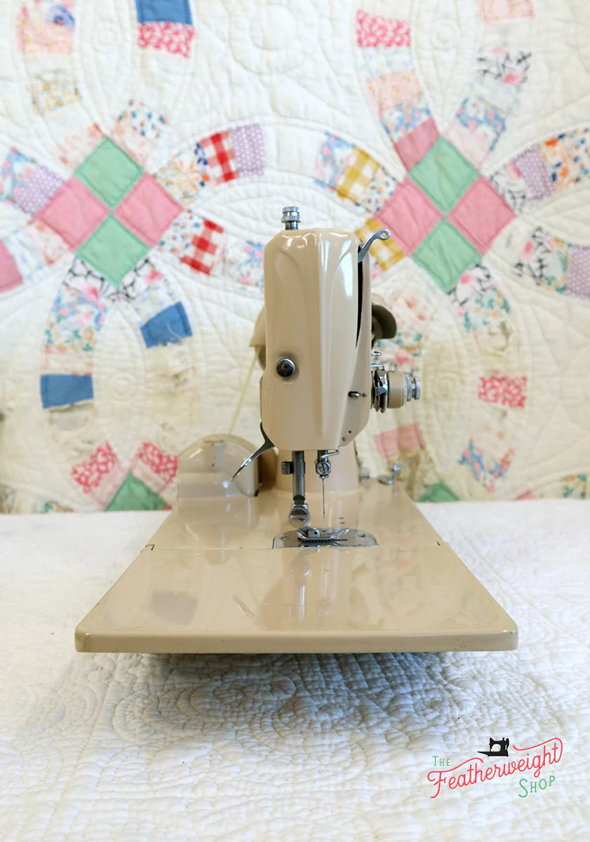 Singer Featherweight 221 Sewing Machine, TAN ES876*** - Image 4