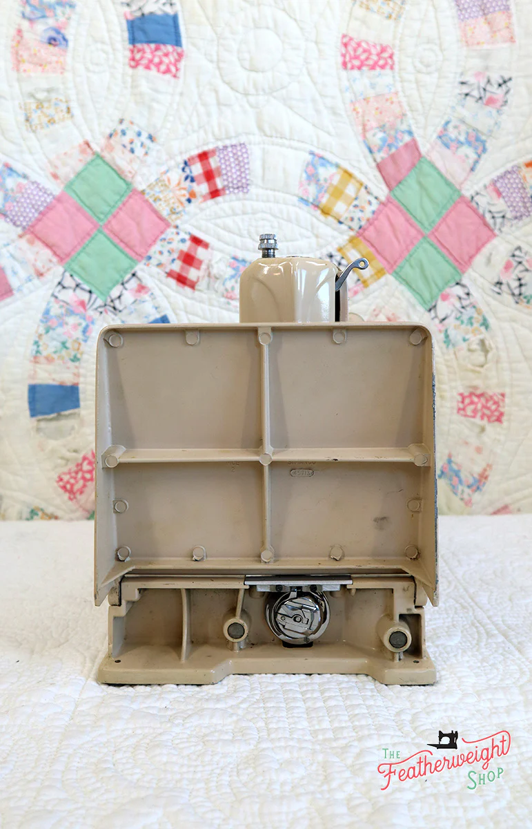 Singer Featherweight 221 Sewing Machine, TAN ES876*** - Image 5