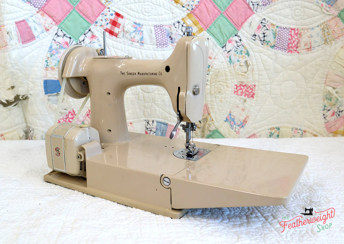 Singer Featherweight 221 Sewing Machine, TAN ES876*** - Image 6