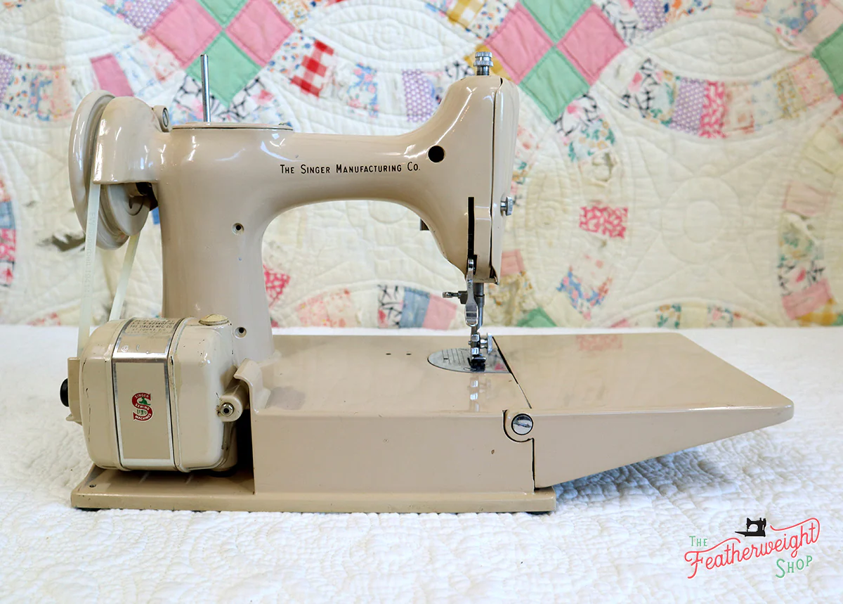 Singer Featherweight 221 Sewing Machine, TAN ES876*** - Image 7