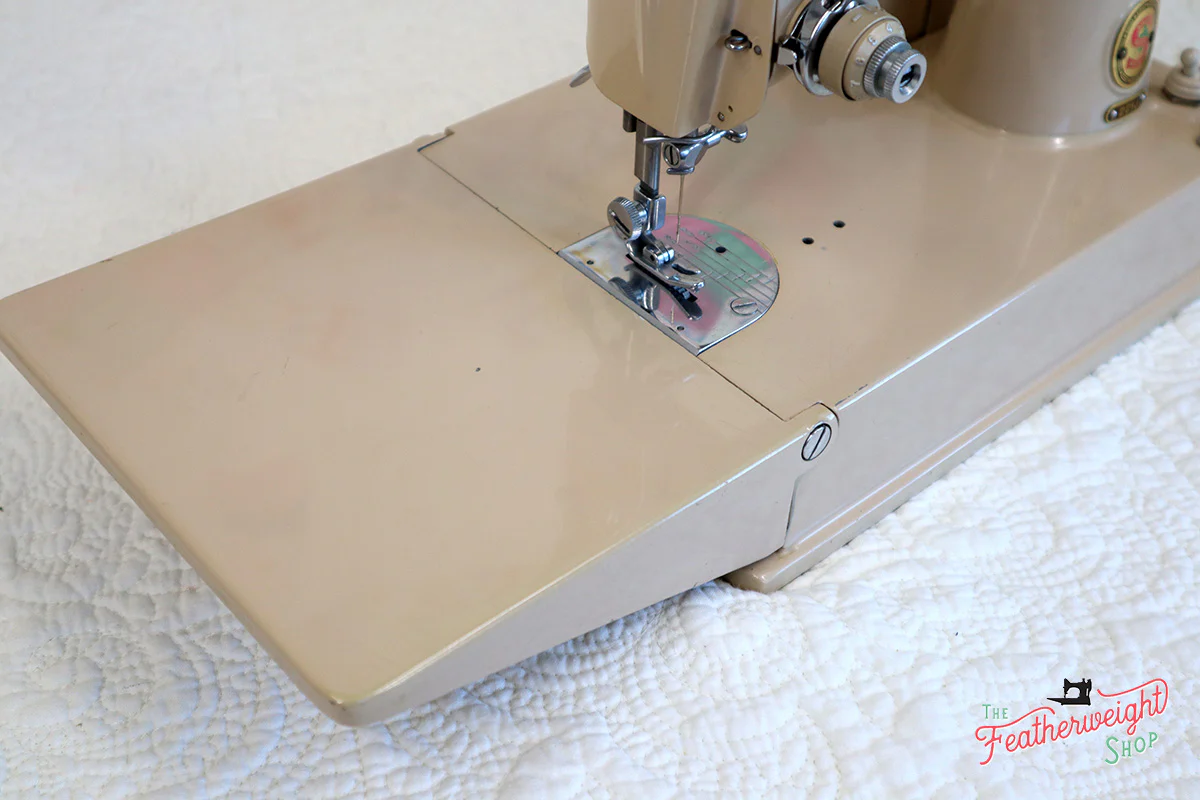 Singer Featherweight 221 Sewing Machine, TAN ES876*** - Image 9