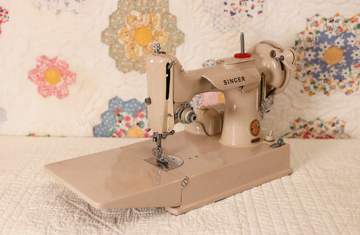 Singer Featherweight 221 Sewing Machine, TAN ES879*** - Image 2