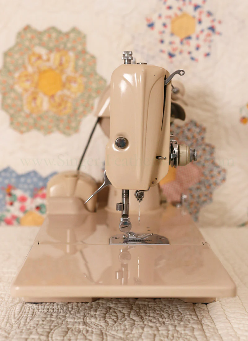 Singer Featherweight 221 Sewing Machine, TAN ES879*** - Image 3
