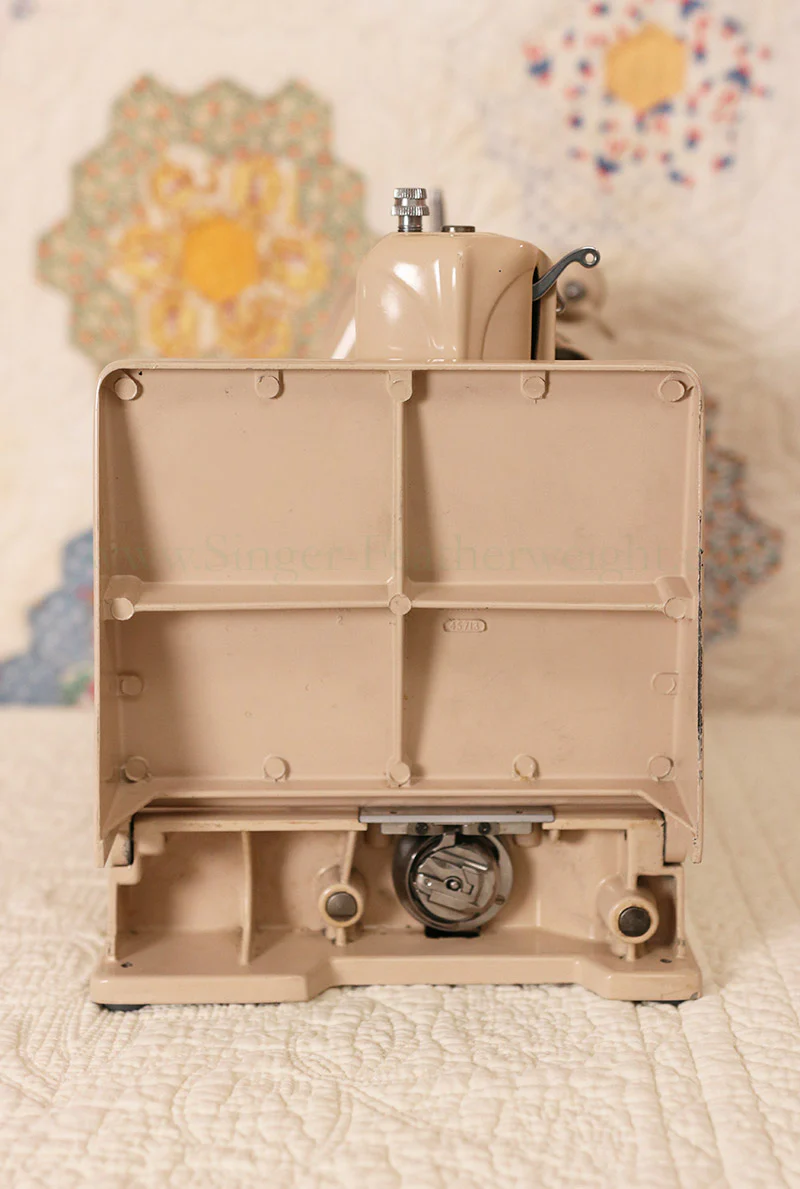 Singer Featherweight 221 Sewing Machine, TAN ES879*** - Image 4