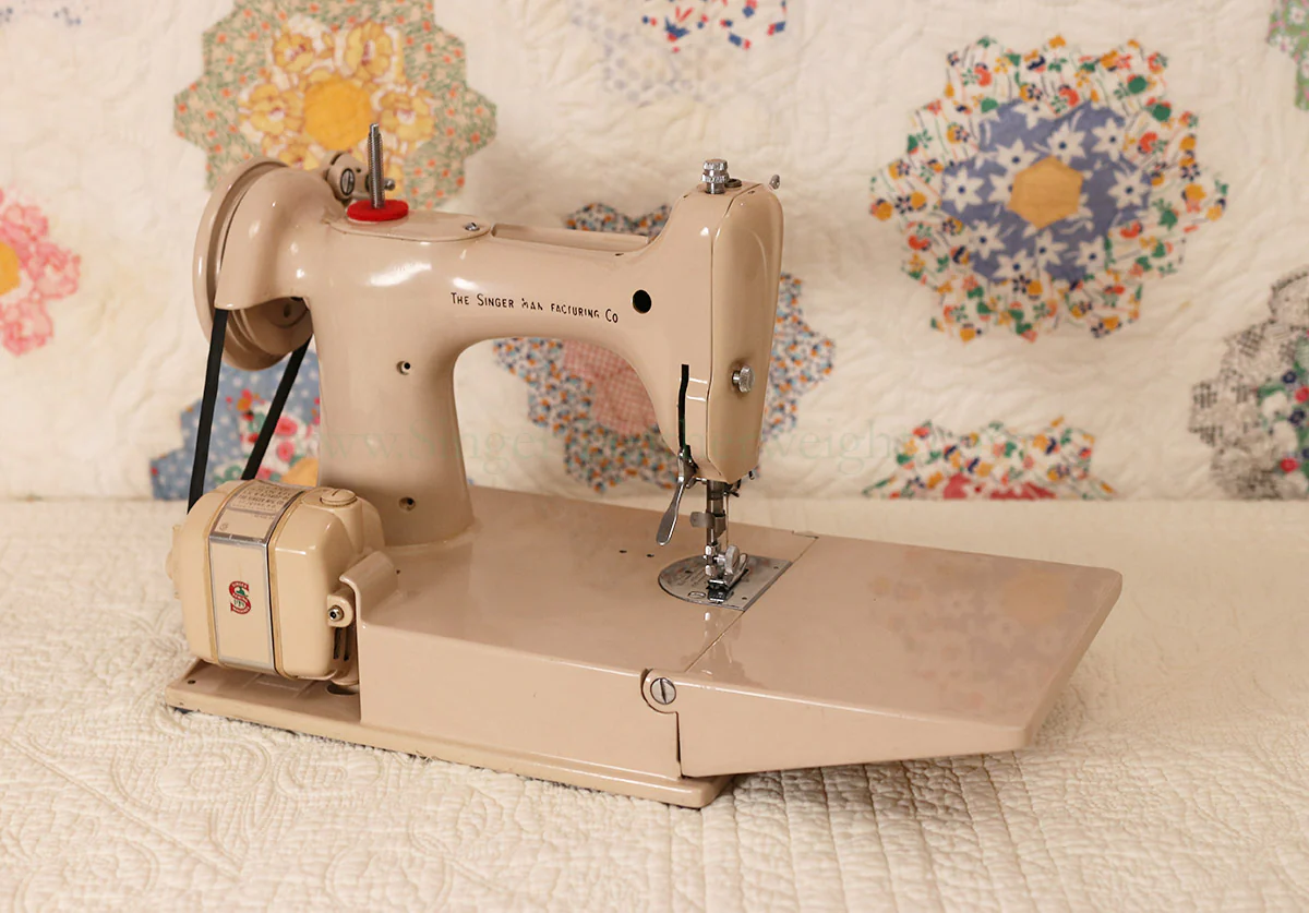 Singer Featherweight 221 Sewing Machine, TAN ES879*** - Image 5