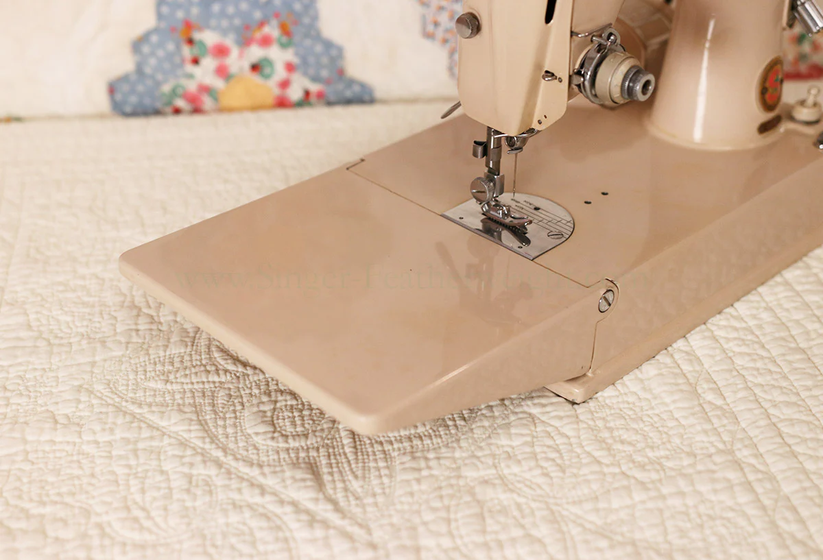 Singer Featherweight 221 Sewing Machine, TAN ES879*** - Image 7