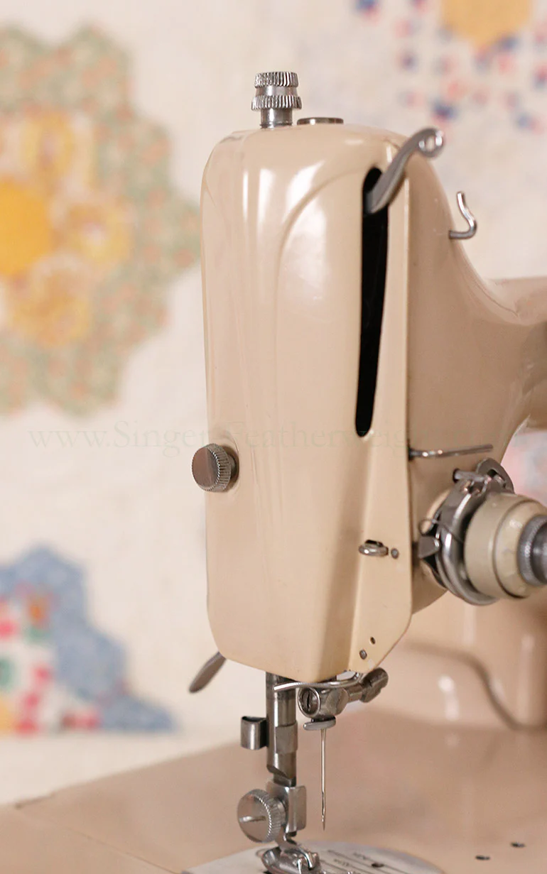 Singer Featherweight 221 Sewing Machine, TAN ES879*** - Image 9