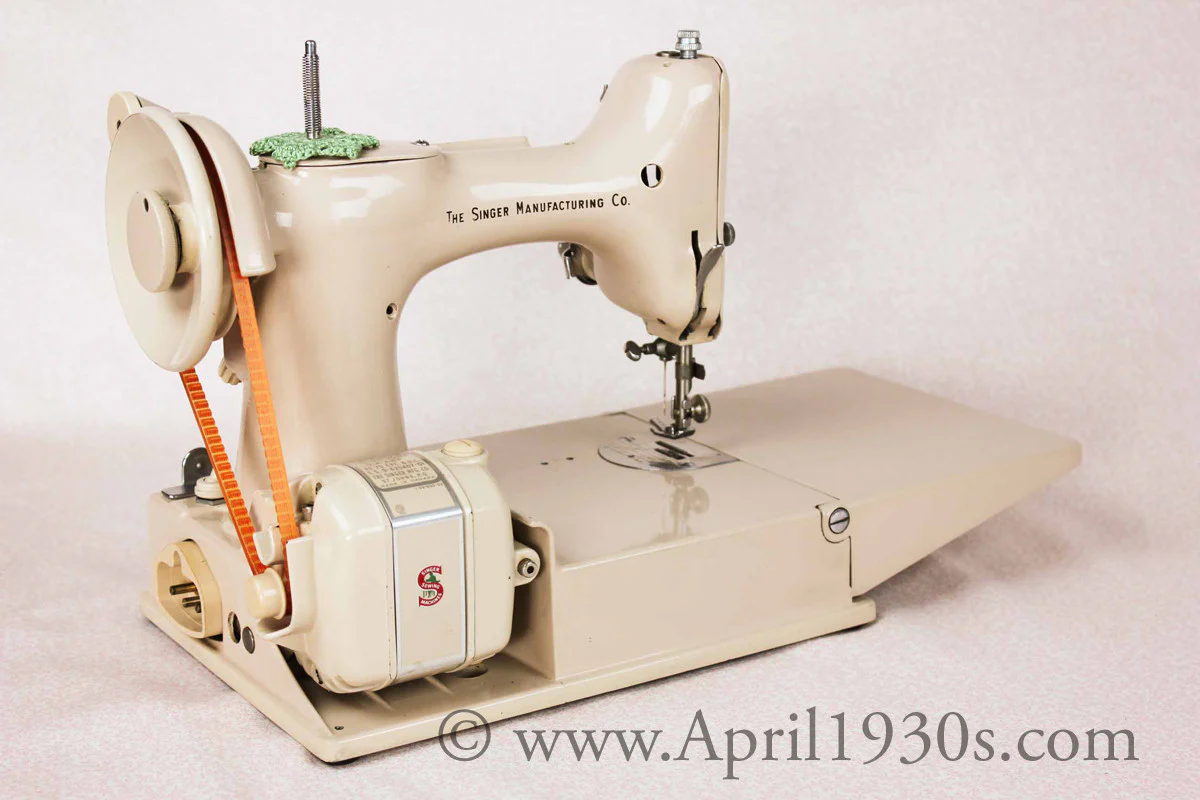 Singer Featherweight 221 Sewing Machine, TAN JE150*** - Image 10