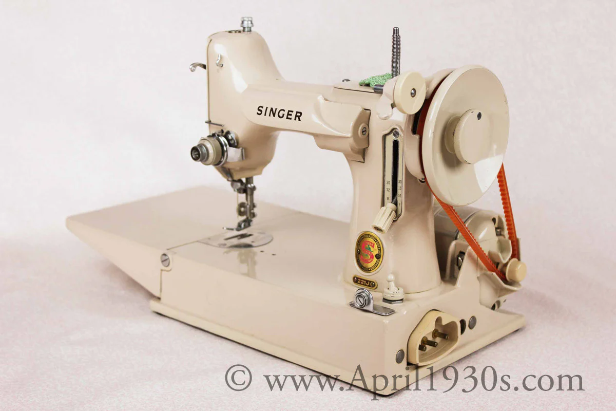 Singer Featherweight 221 Sewing Machine, TAN JE150*** - Image 11