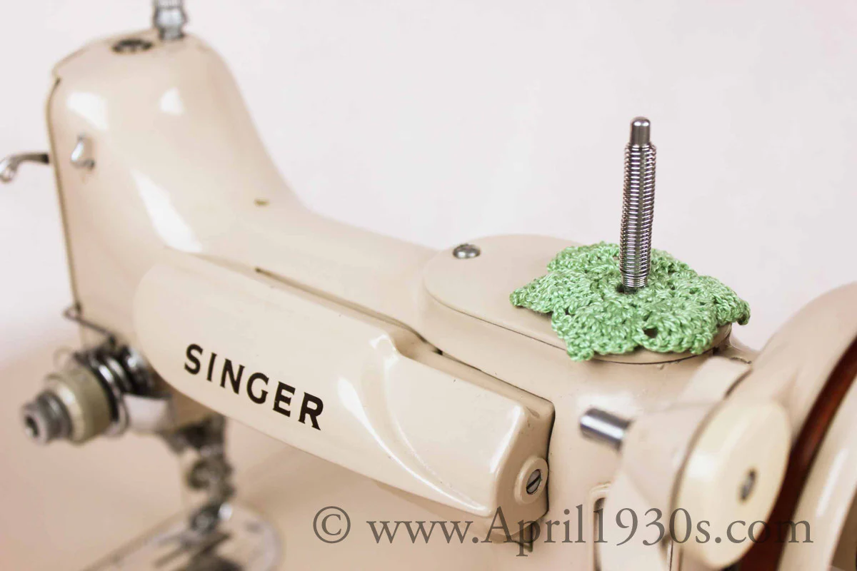Singer Featherweight 221 Sewing Machine, TAN JE150*** - Image 13