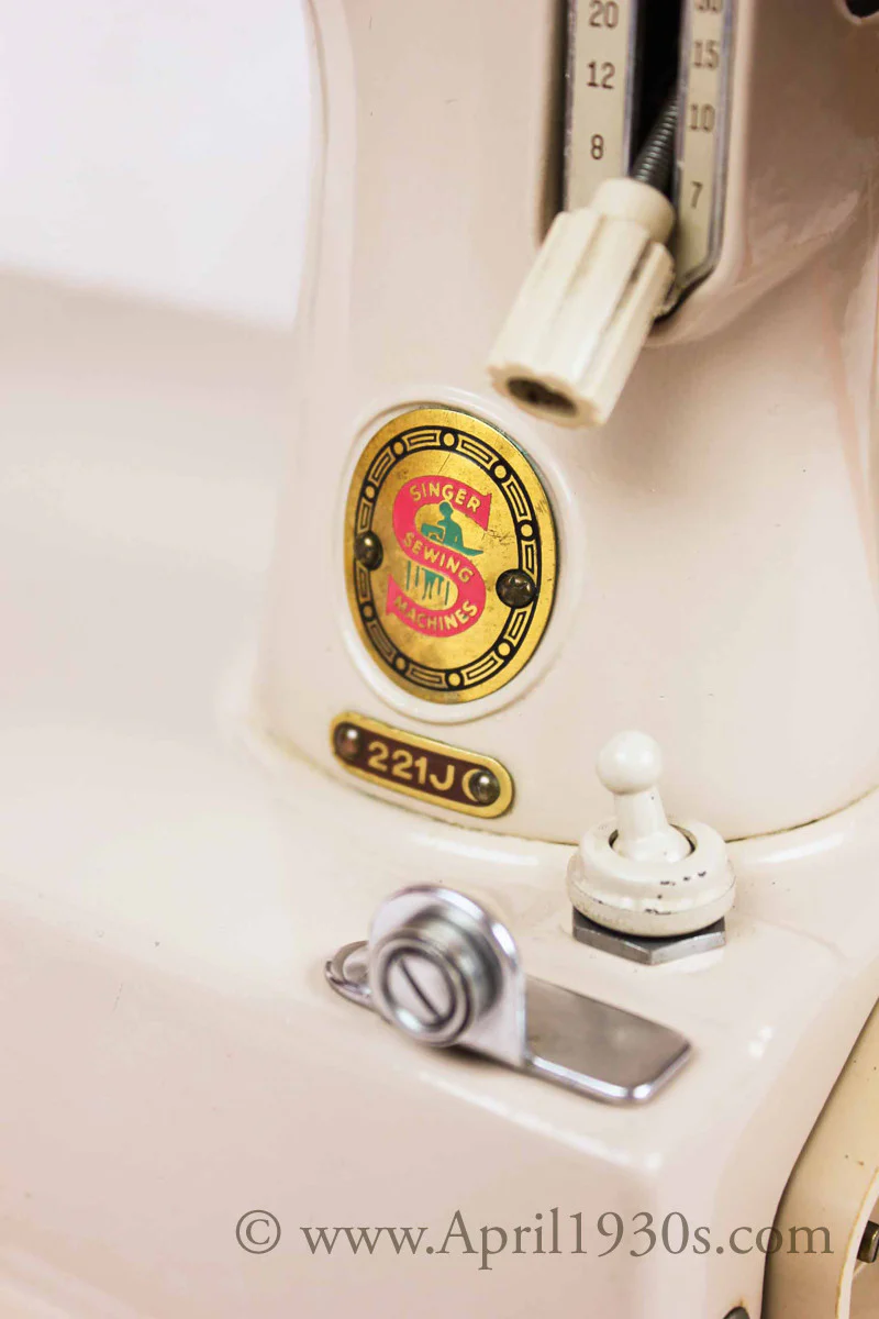 Singer Featherweight 221 Sewing Machine, TAN JE150*** - Image 15