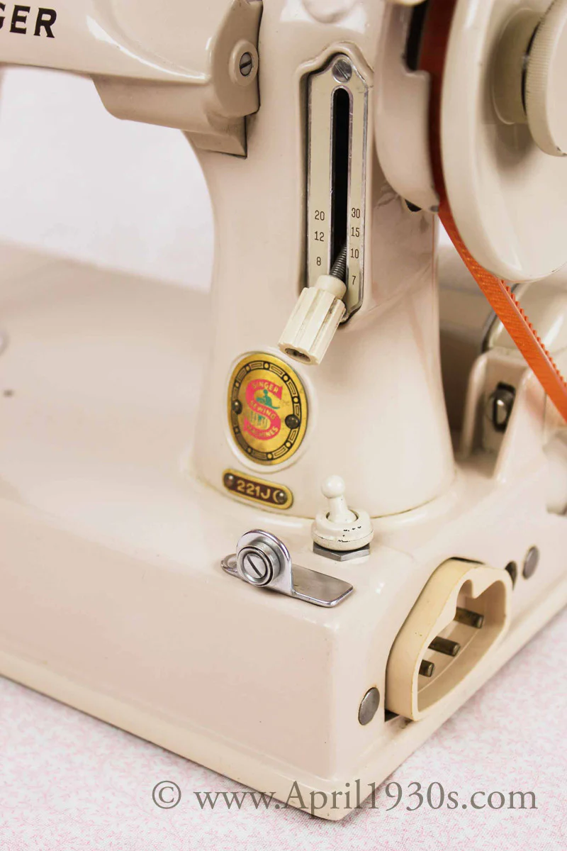 Singer Featherweight 221 Sewing Machine, TAN JE150*** - Image 16