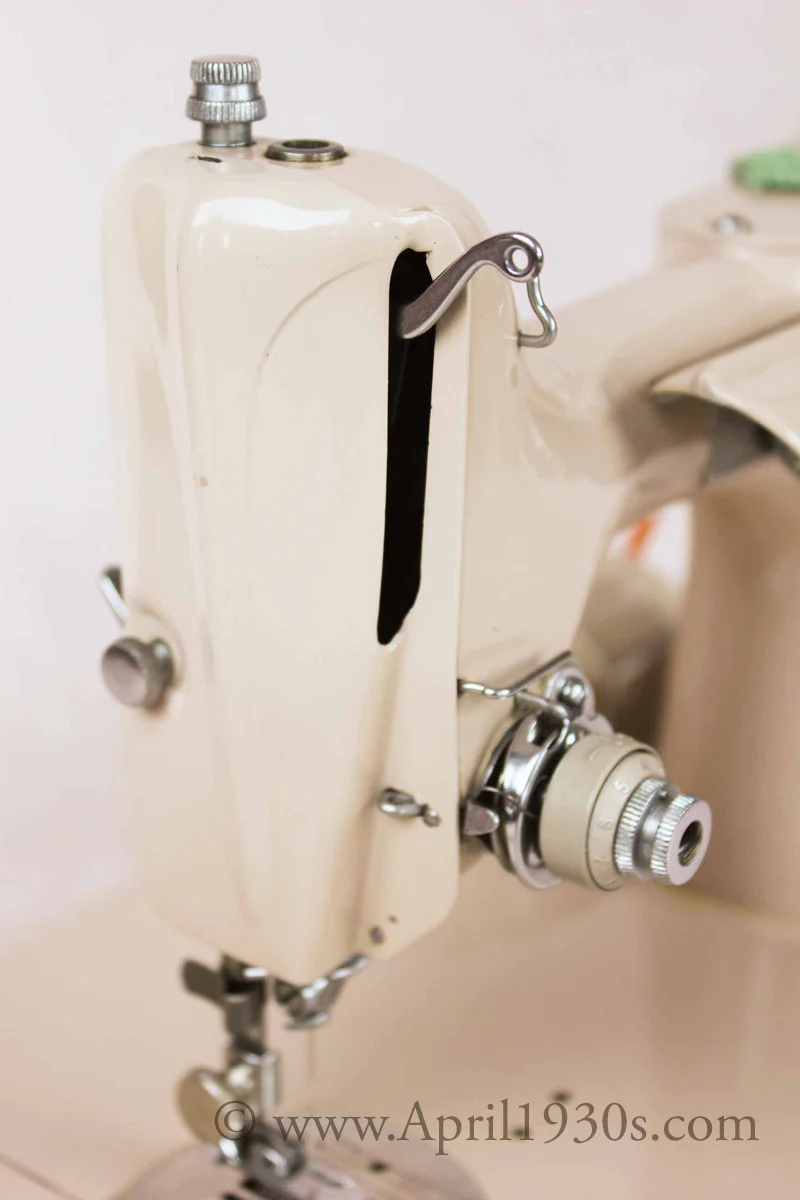 Singer Featherweight 221 Sewing Machine, TAN JE150*** - Image 24