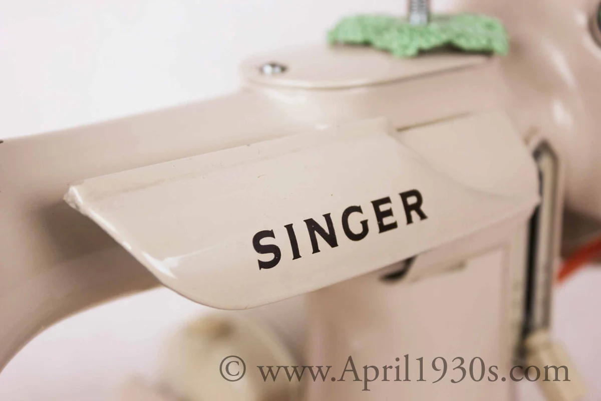 Singer Featherweight 221 Sewing Machine, TAN JE150*** - Image 25
