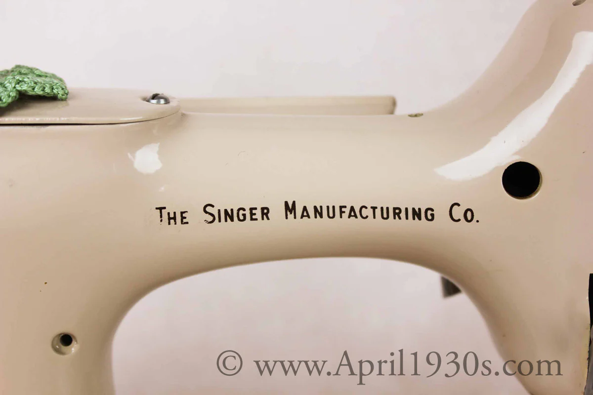 Singer Featherweight 221 Sewing Machine, TAN JE150*** - Image 26