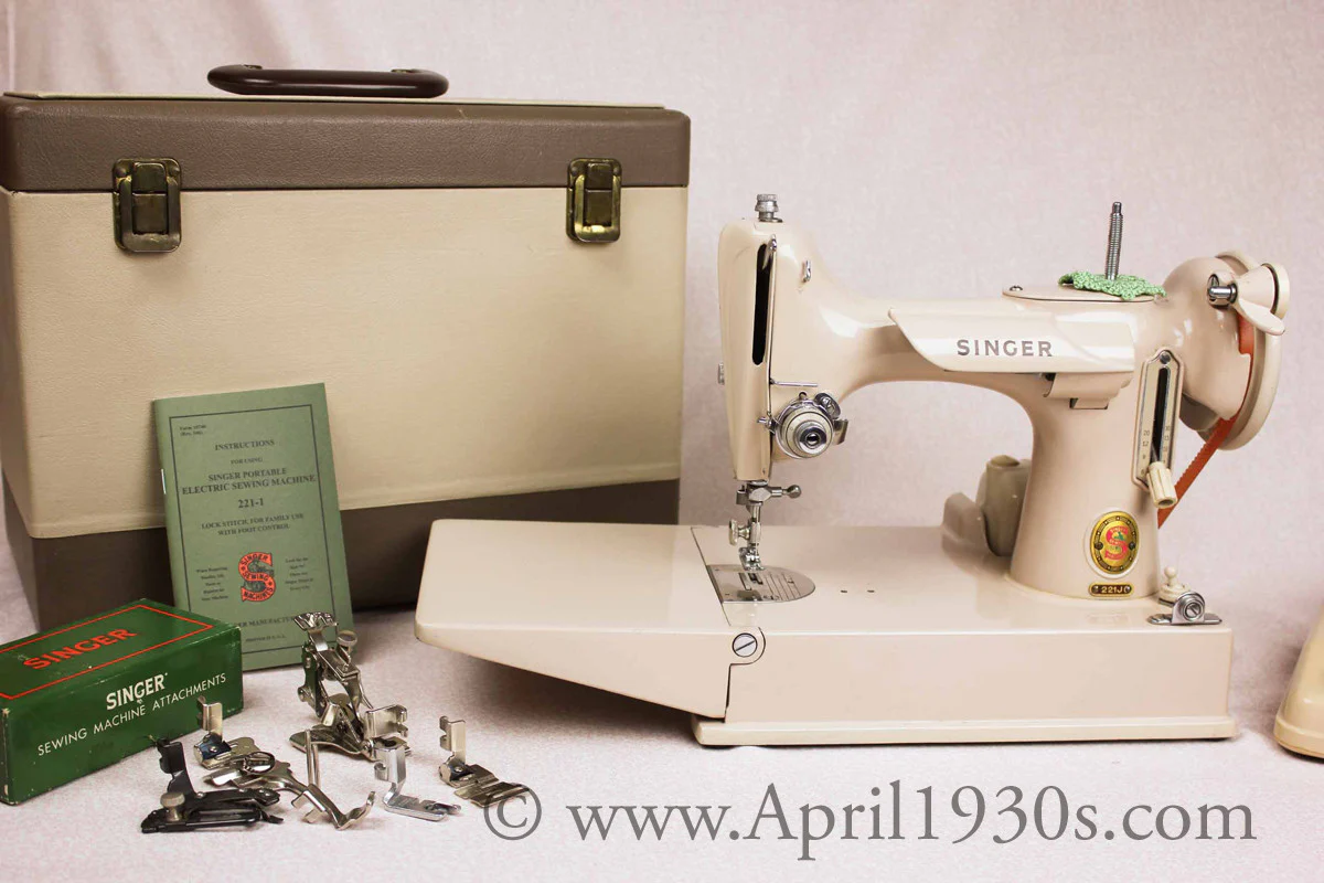 Singer Featherweight 221 Sewing Machine, TAN JE150*** - Image 28