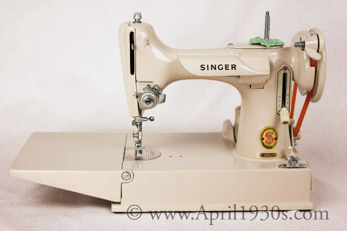 Singer Featherweight 221 Sewing Machine, TAN JE150*** - Image 3