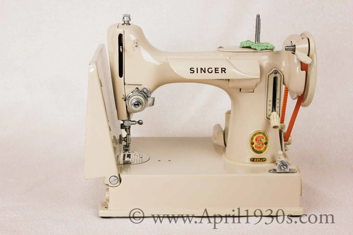 Singer Featherweight 221 Sewing Machine, TAN JE150*** - Image 4