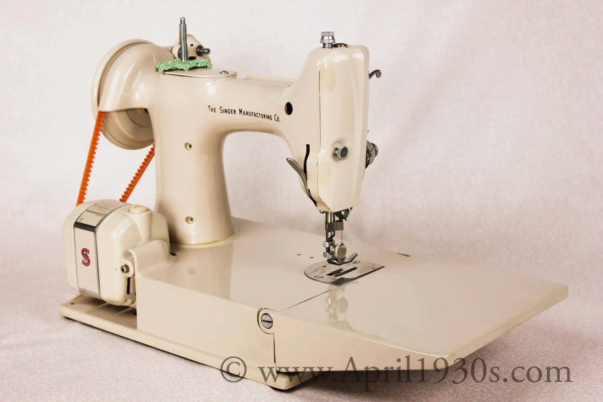 Singer Featherweight 221 Sewing Machine, TAN JE150*** - Image 7