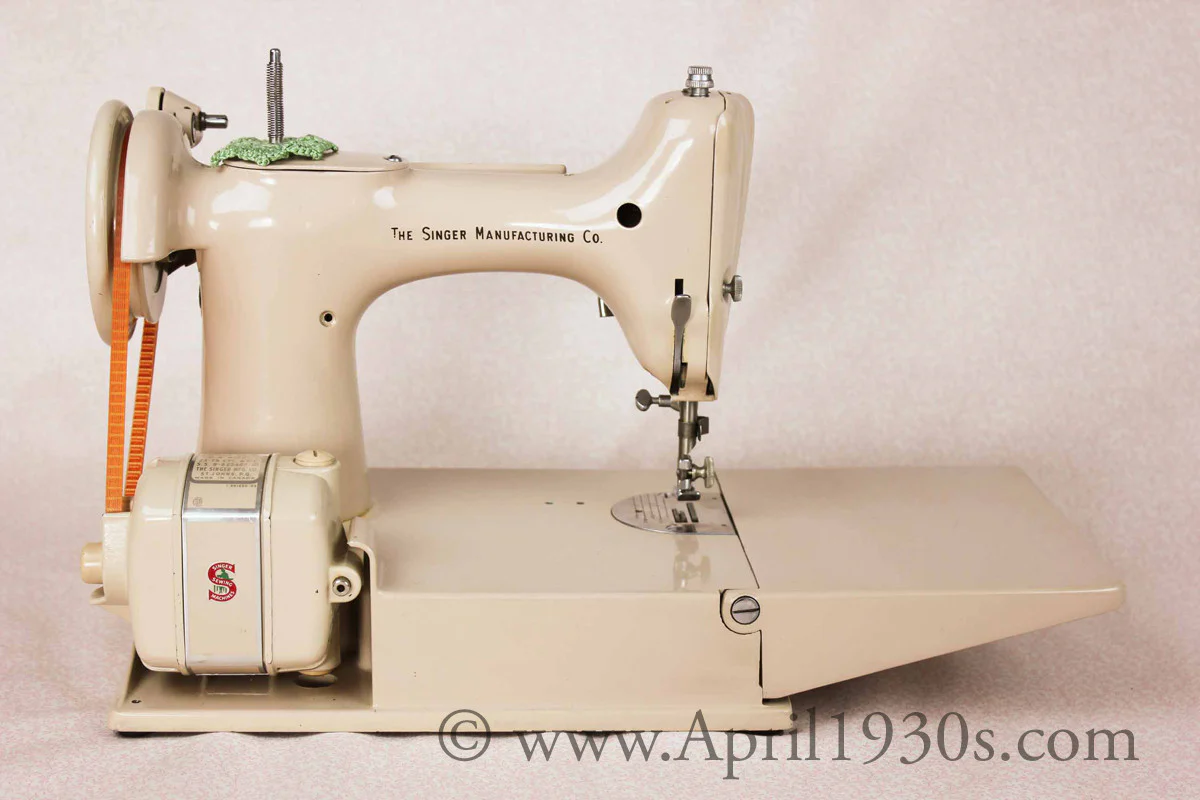 Singer Featherweight 221 Sewing Machine, TAN JE150*** - Image 8
