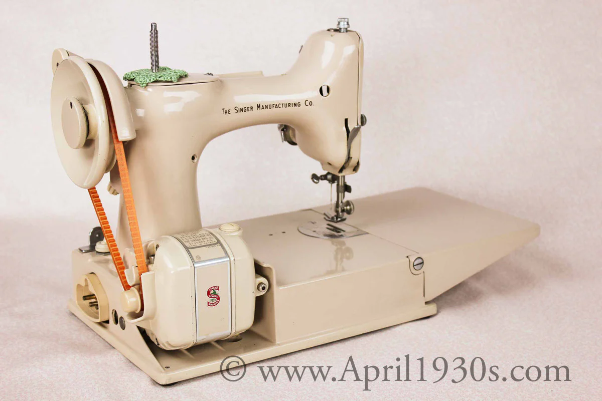 Singer Featherweight 221 Sewing Machine, TAN JE150*** - Image 9