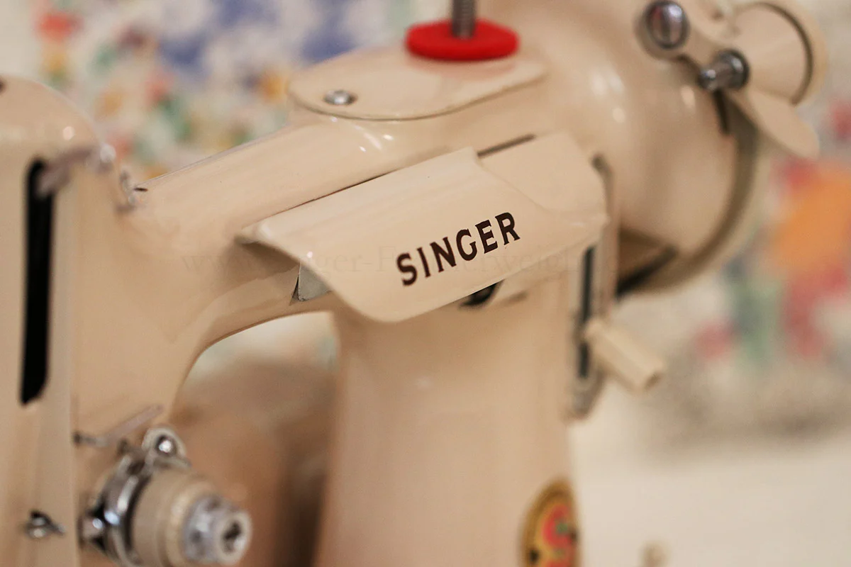 Singer Featherweight 221 Sewing Machine, TAN JE157*** - Image 10