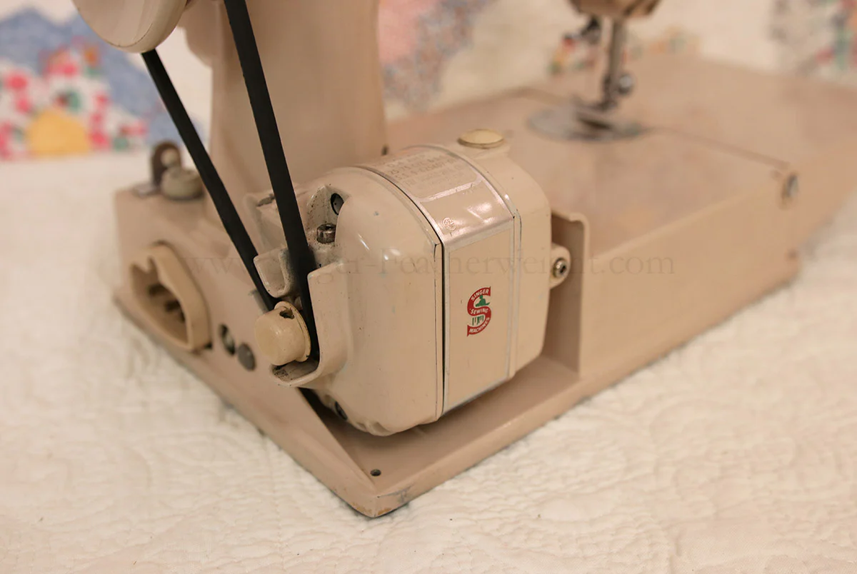 Singer Featherweight 221 Sewing Machine, TAN JE157*** - Image 13