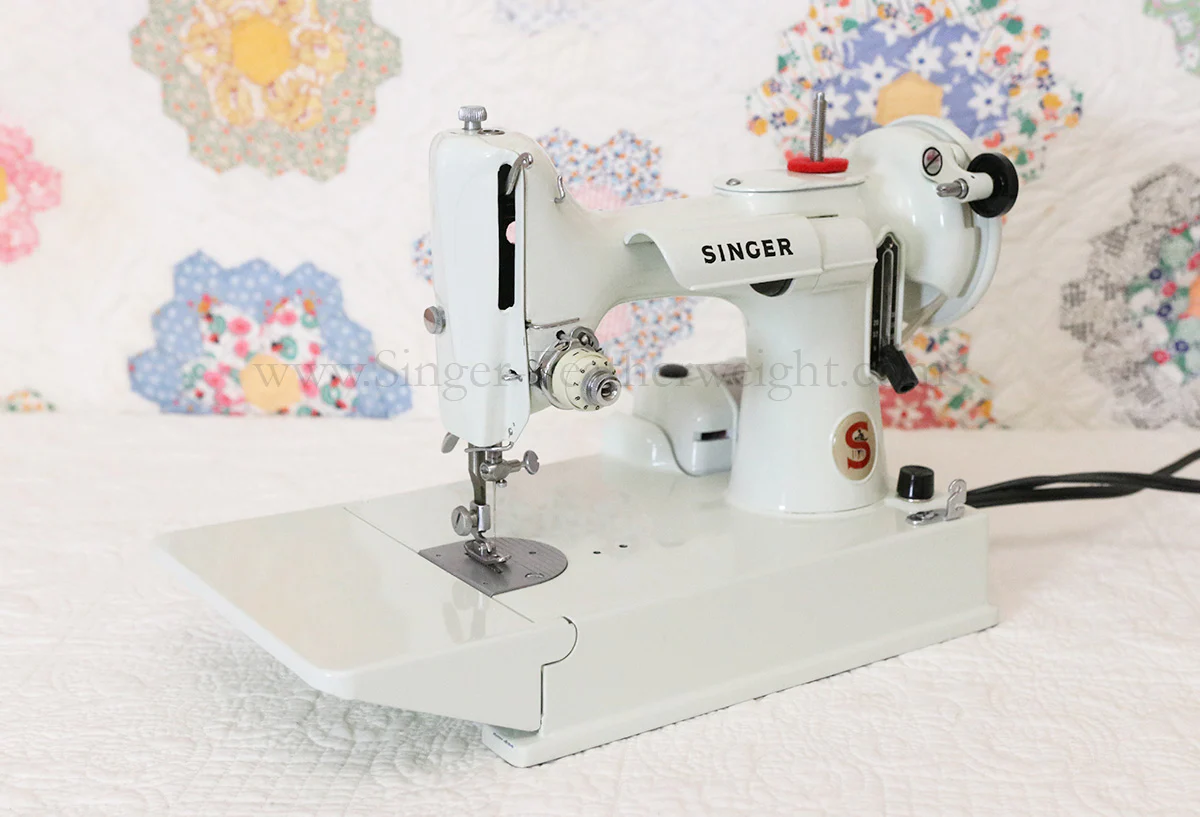 Singer Featherweight 221 Sewing Machine, WHITE EV893*** - Image 2
