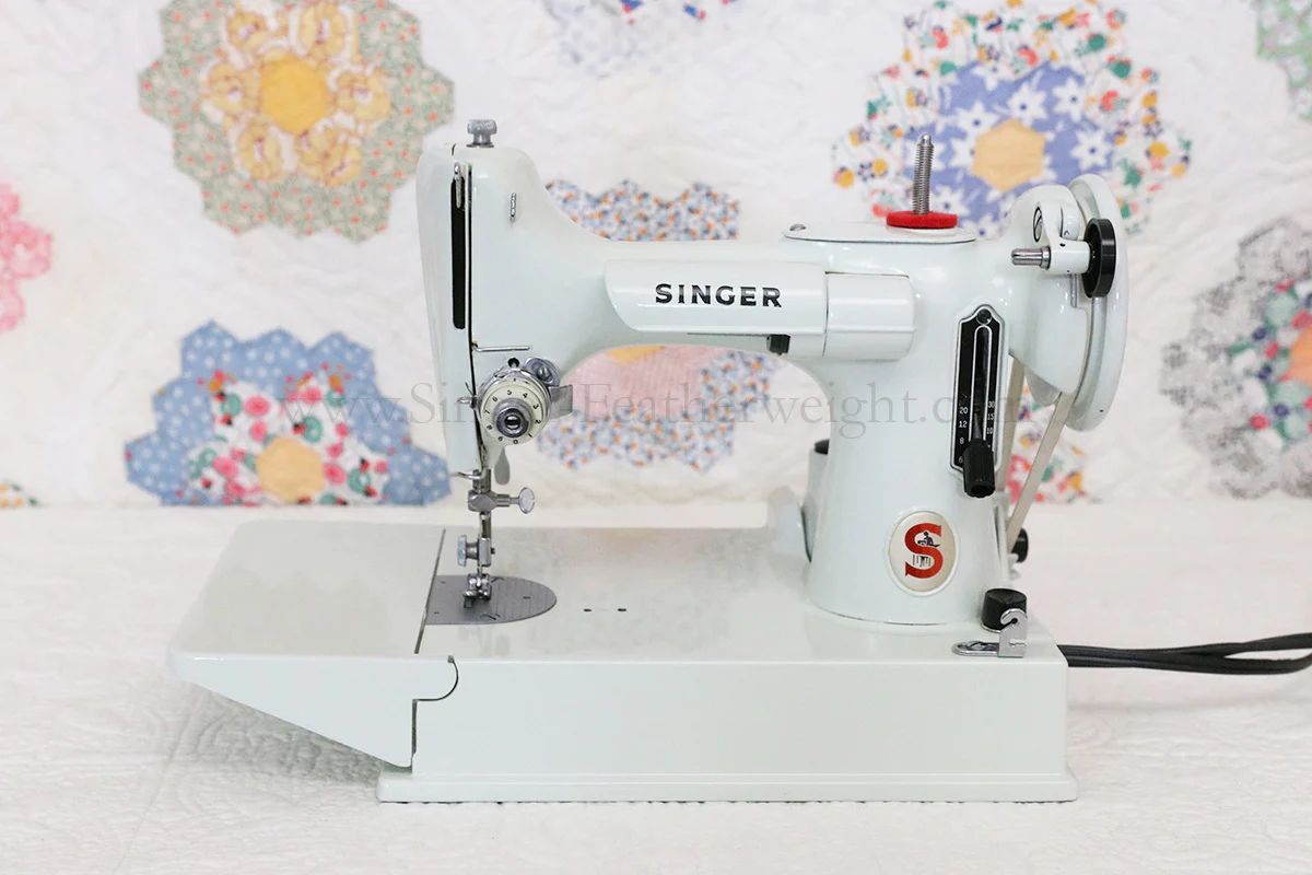 Singer Featherweight 221 Sewing Machine, WHITE EV893*** - Image 3