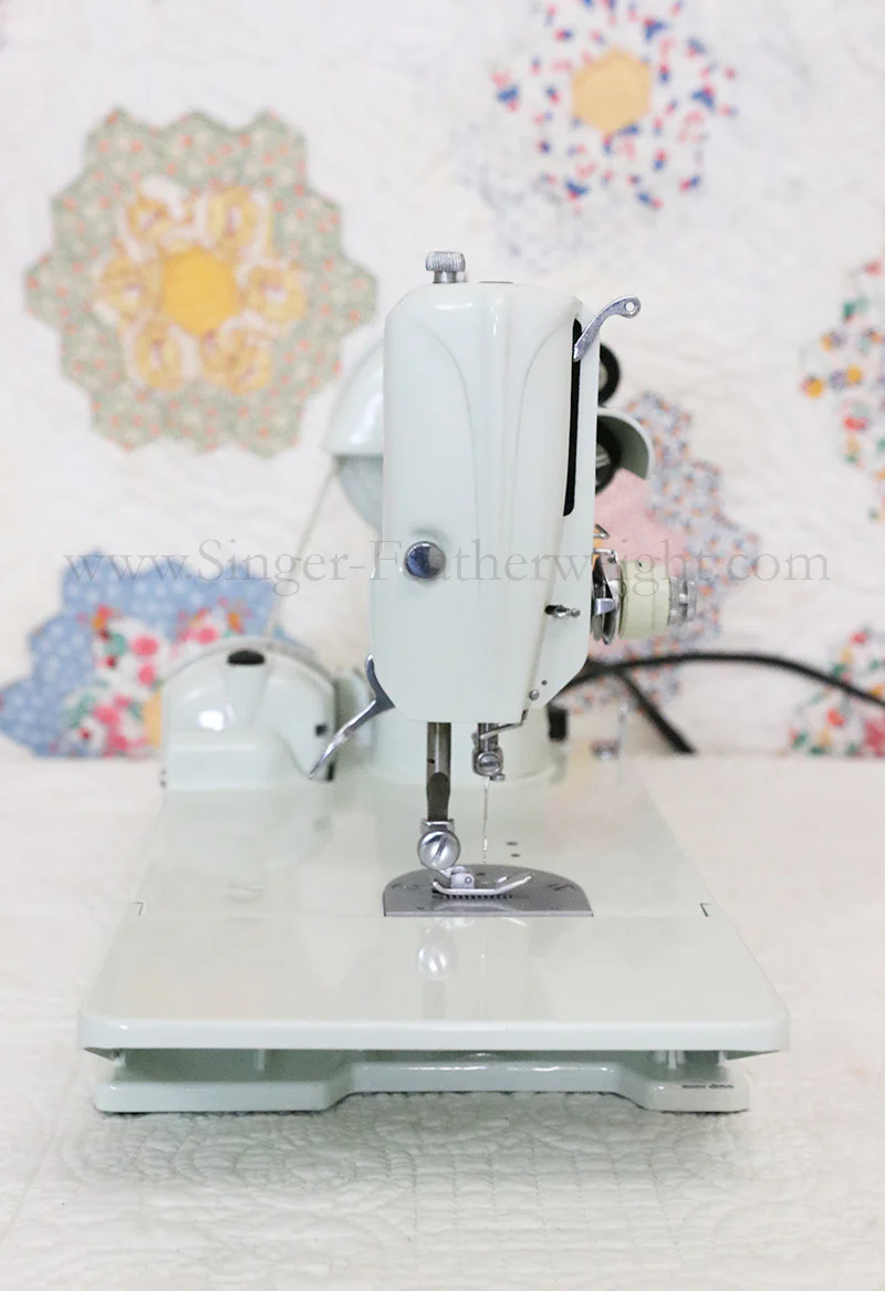 Singer Featherweight 221 Sewing Machine, WHITE EV893*** - Image 4