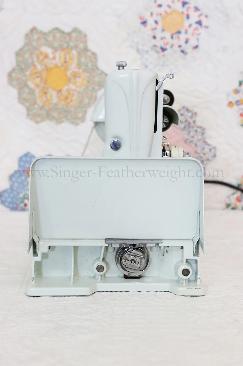 Singer Featherweight 221 Sewing Machine, WHITE EV893*** - Image 5