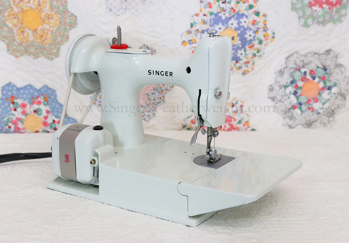 Singer Featherweight 221 Sewing Machine, WHITE EV893*** - Image 6