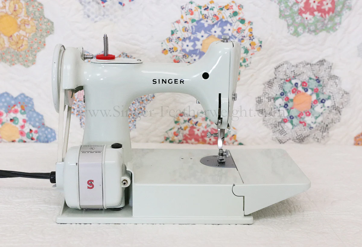 Singer Featherweight 221 Sewing Machine, WHITE EV893*** - Image 7